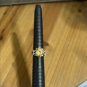 NWOT Elegant zirconia and Silver Women's Ring